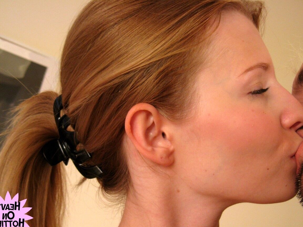 15P Amateurmädchen mit kleinen Titten Angel Hott zieht sich aus und küsst ihren Freund