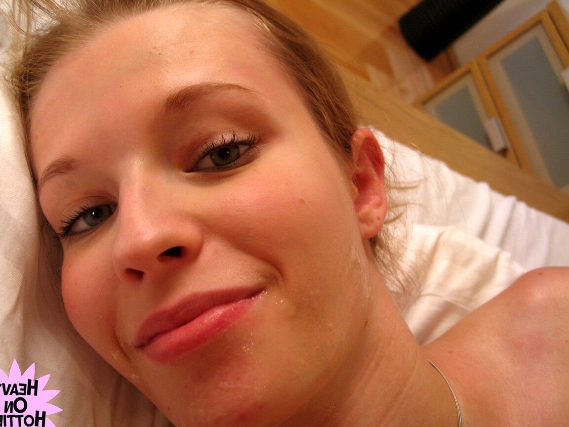 15P Amateurmädchen mit kleinen Titten Angel Hott zieht sich aus und küsst ihren Freund