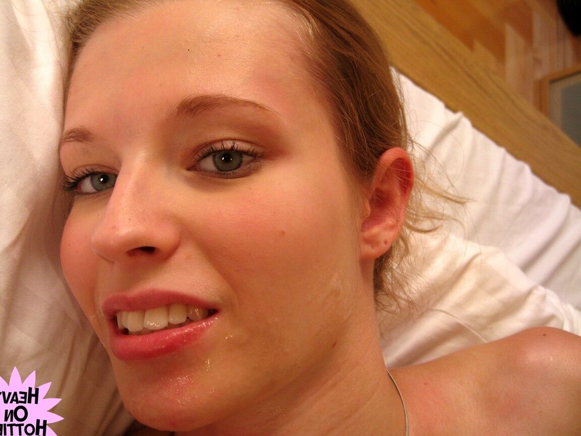 15P Amateurmädchen mit kleinen Titten Angel Hott zieht sich aus und küsst ihren Freund