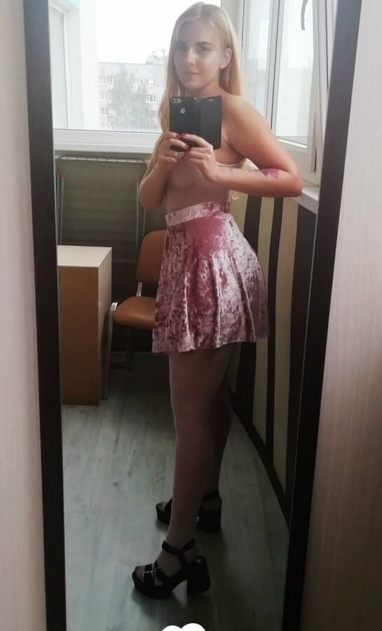 12P Hermosa muñeca amateur se toma selfies mientras posa con su lencería turquesa