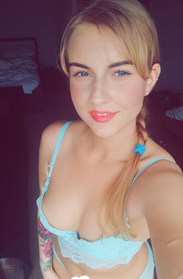 12P Hermosa muñeca amateur se toma selfies mientras posa con su lencería turquesa