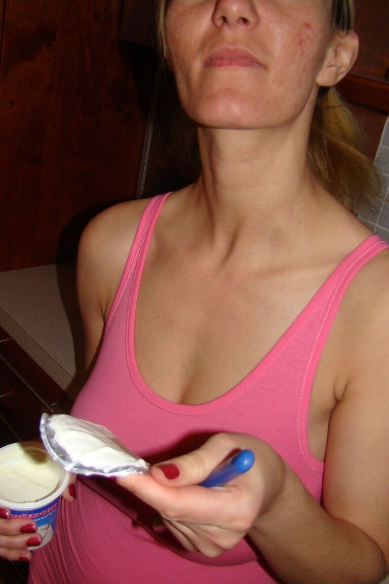 11P Amateur-Hottie Vanessa Lovely cremt und streichelt ihre großen Brüste, während sie sich auszieht