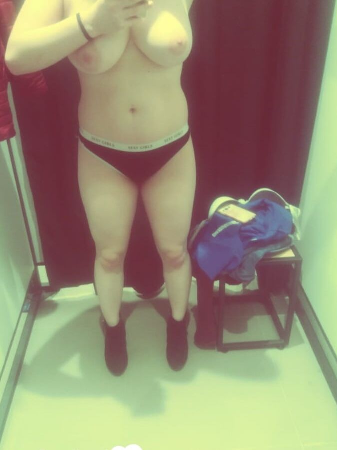 20P Gata amadora curvilínea tira selfies de sua bunda grande