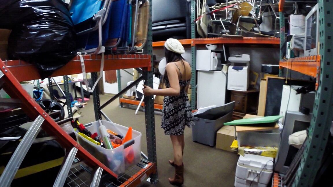21P Morena asiática Miko Dai dá um boquete fabuloso depois de se despir