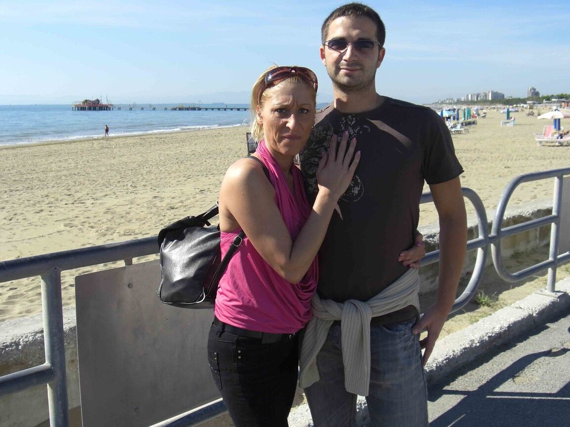 14P A amadora mais velha Teresa Lynn e seu namorado fazem um filme pornô caseiro no aniversário
