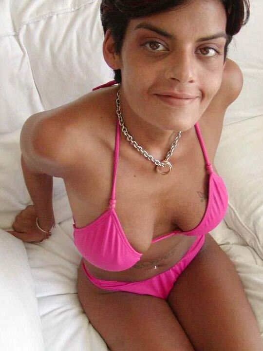 21P Latina peituda Thalia chupa um pau grande e faz sexo violento e protegido