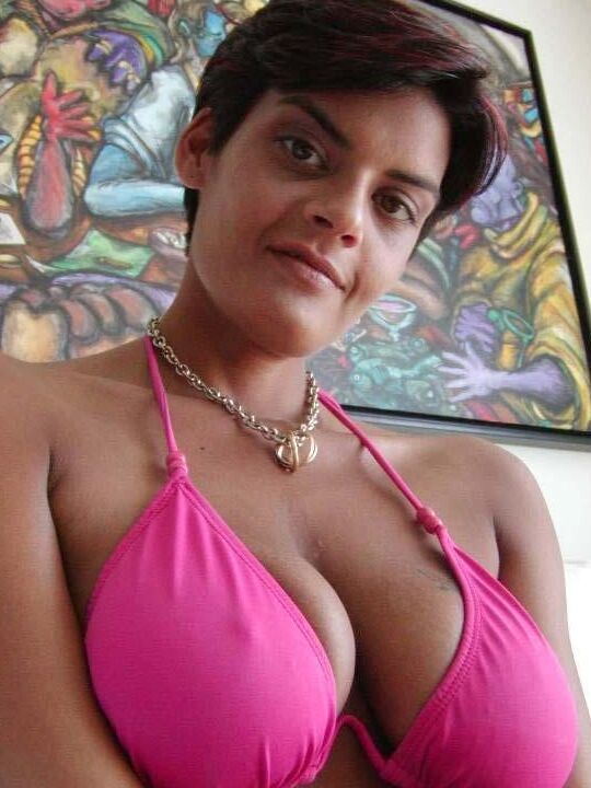 21P Latina peituda Thalia chupa um pau grande e faz sexo violento e protegido