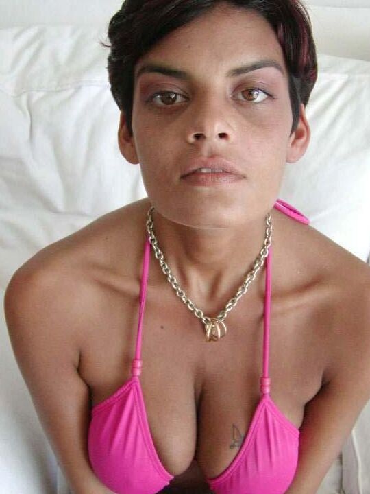 21P Latina peituda Thalia chupa um pau grande e faz sexo violento e protegido