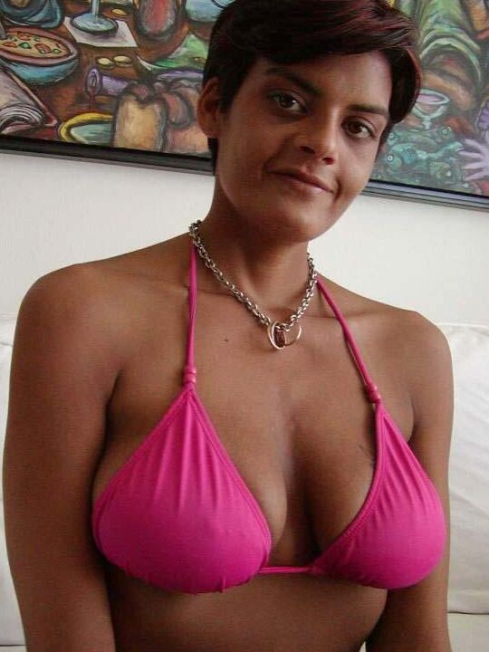21P Latina peituda Thalia chupa um pau grande e faz sexo violento e protegido