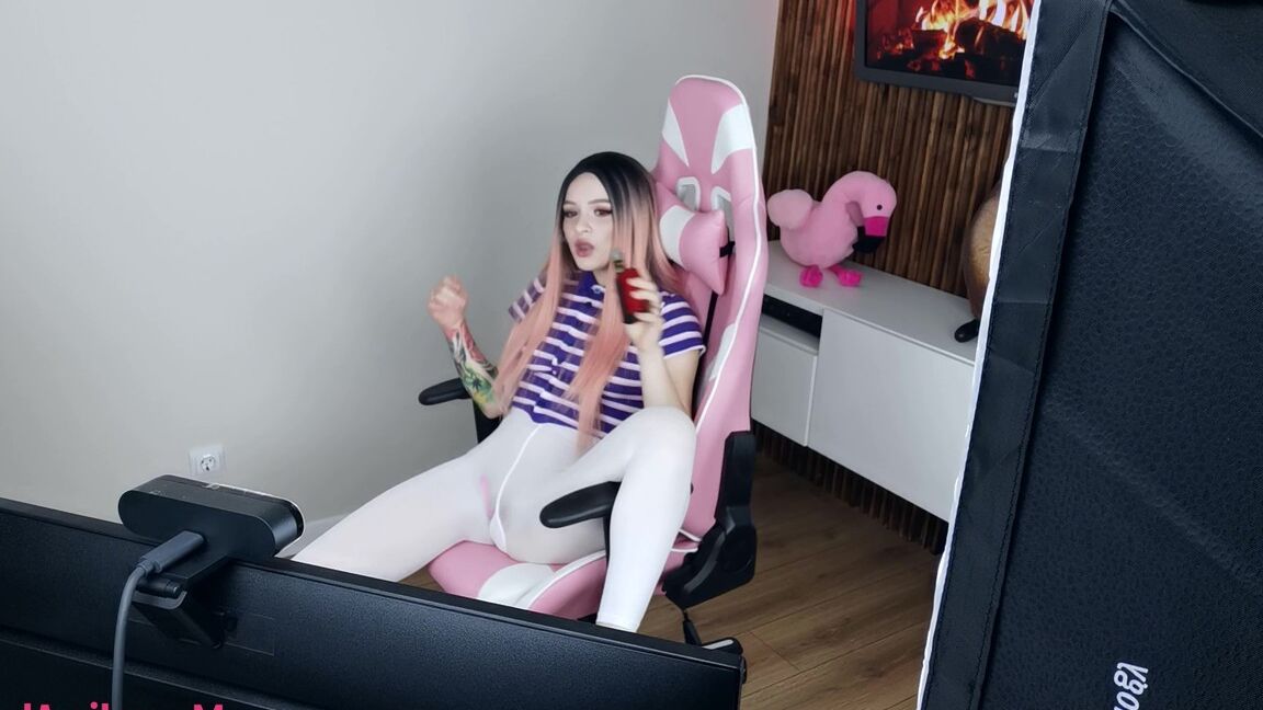 14P La petite star du porno Marcelin Abadir se fait analyser en levrette dans sa chaise de jeu
