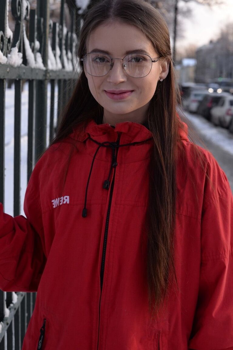 15P Das junge Mädchen Selena hat nach dem Analsex mit aufgesetzter Brille einen klaffenden Anus