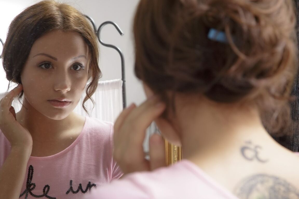 11P Erin, une adolescente nue, porte ses cheveux épinglés pendant un massage et une baise