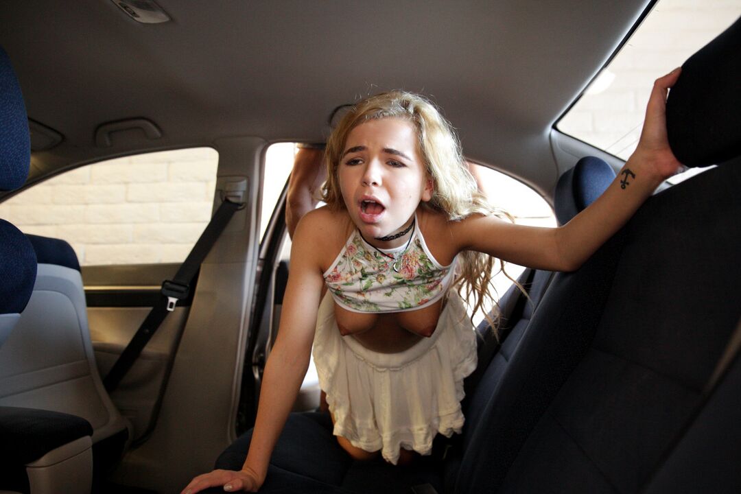 16P La joven rubia Alina West es follada duro por detrás en el coche de su novio