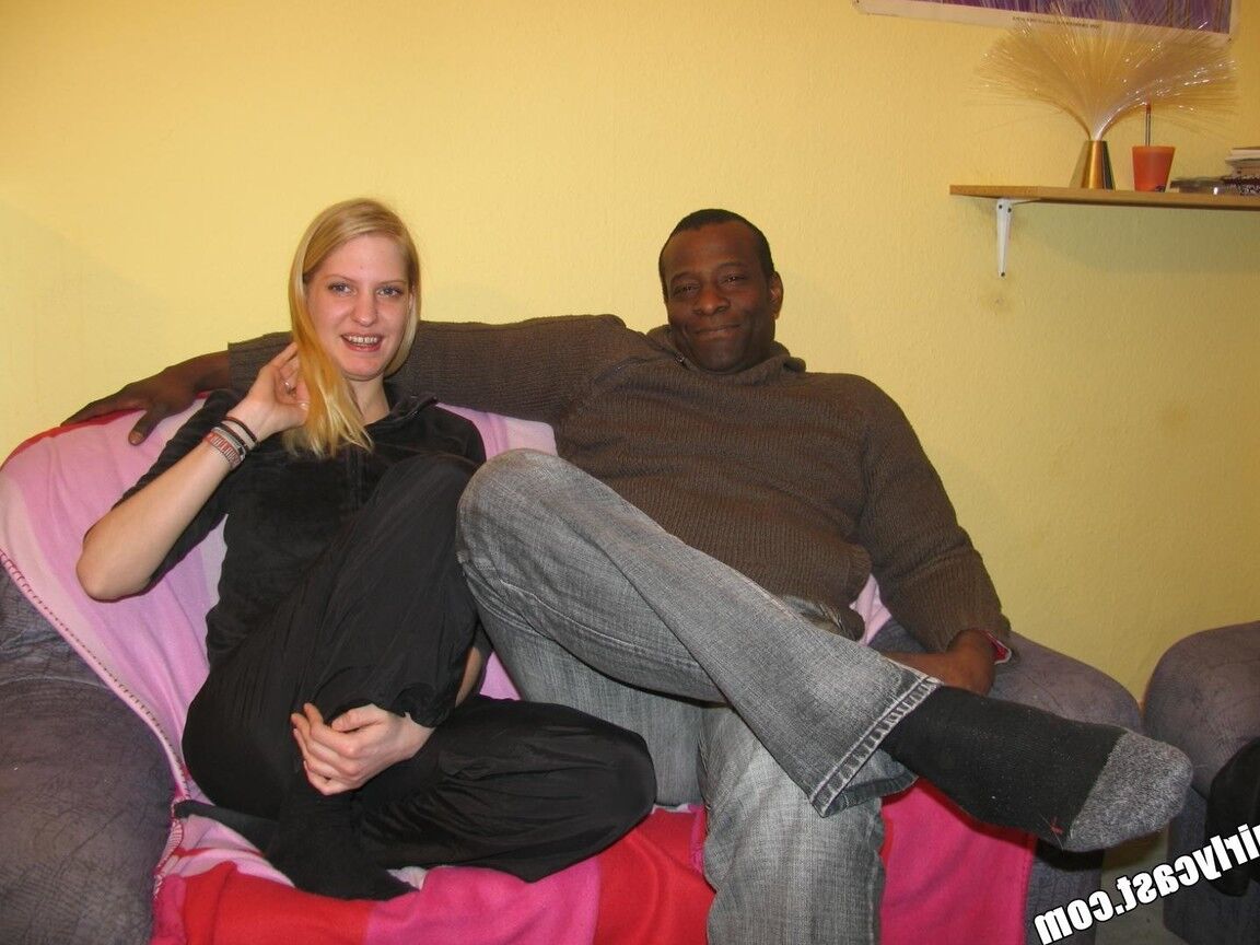 16P Adolescente loira tem sua primeira experiência de sexo interracial em uma namoradeira