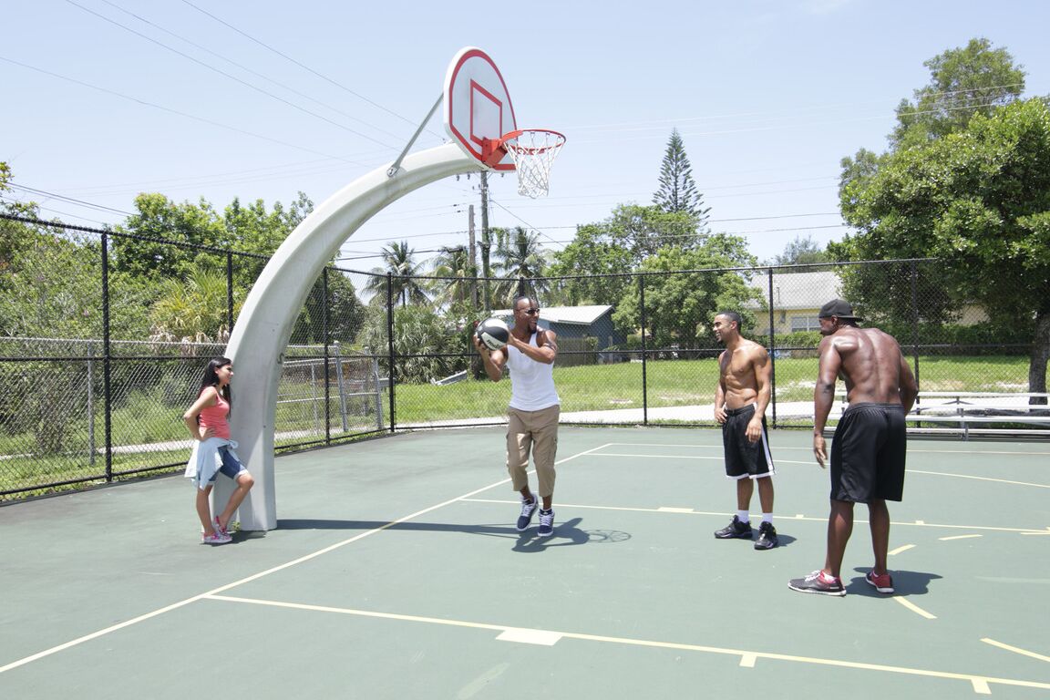 20P La pequeña adolescente Michelle Martinez disfruta de un gangbang salvaje con jugadores de baloncesto negros