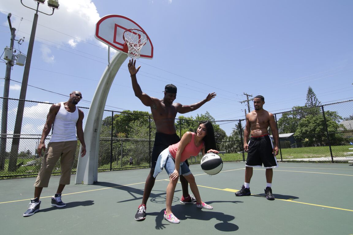 20P La pequeña adolescente Michelle Martinez disfruta de un gangbang salvaje con jugadores de baloncesto negros
