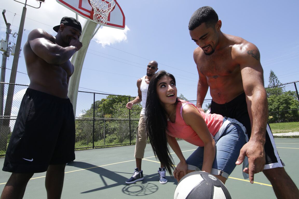20P La pequeña adolescente Michelle Martinez disfruta de un gangbang salvaje con jugadores de baloncesto negros