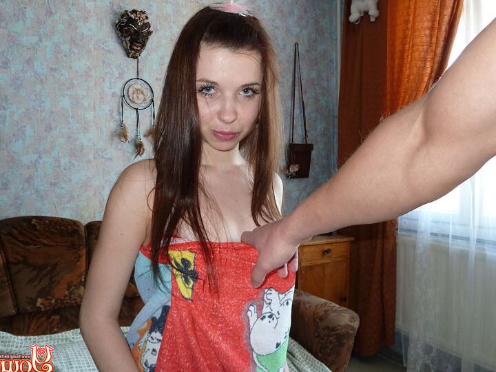 16P Pequeña adolescente se desnuda antes de embarcarse en sexo autofoto en la cama