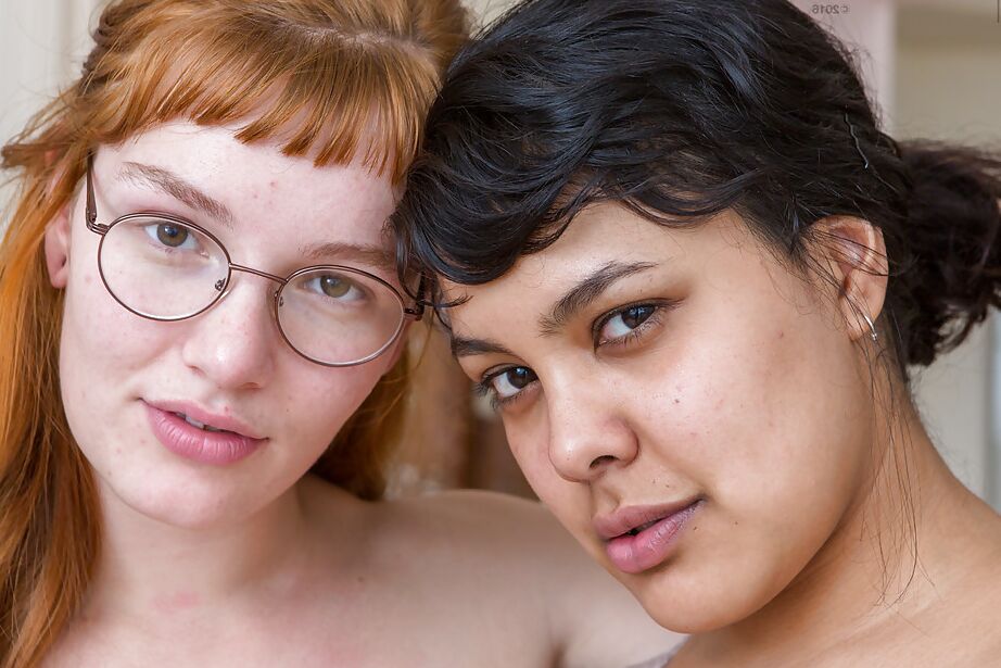 16P Garotas amadoras Chloe V e Yara participam de jogos sexuais inter-raciais lésbicos