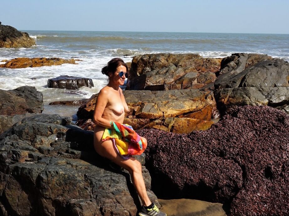 16P A amadora madura Diana Ananta é acompanhada na praia por seus amigos nudistas