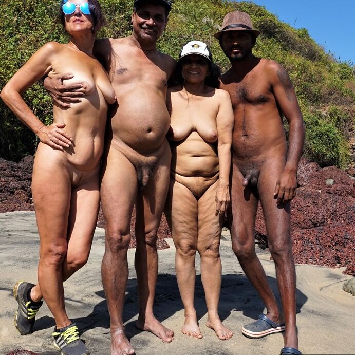 16P A amadora madura Diana Ananta é acompanhada na praia por seus amigos nudistas