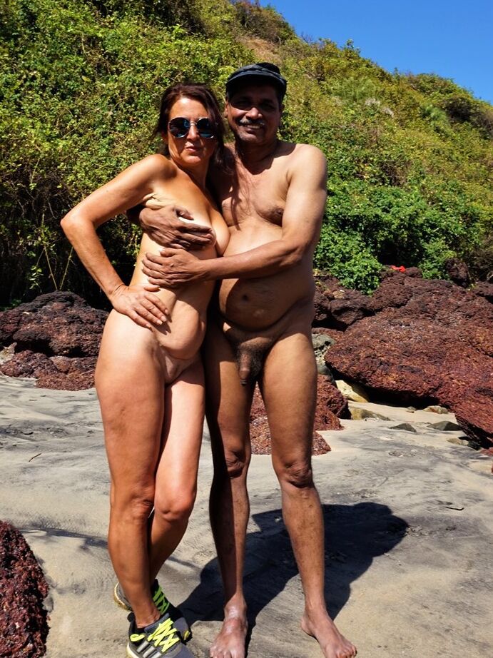 16P A amadora madura Diana Ananta é acompanhada na praia por seus amigos nudistas
