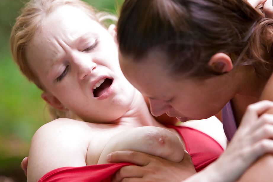 16P Jovens excitadas Noa e Rosa M fazem sexo lésbico ao ar livre