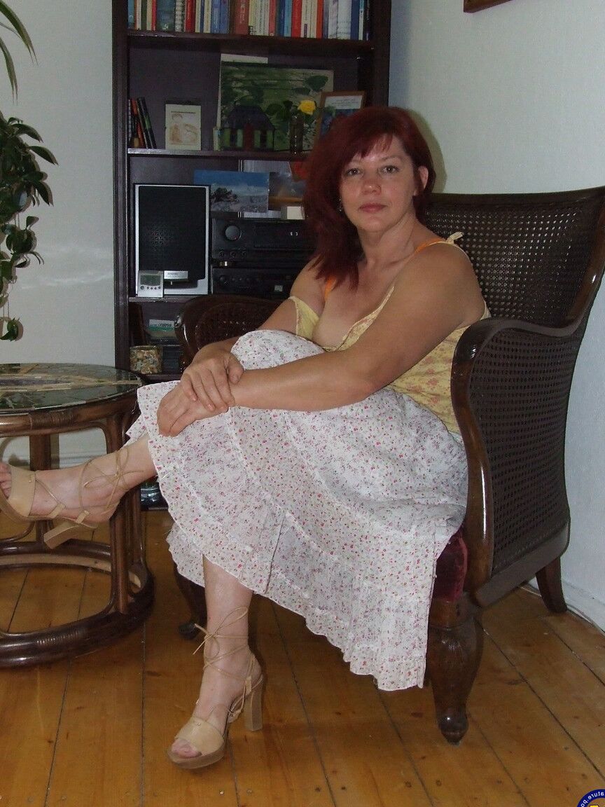 15P Dona de casa madura Julia se despindo e se tocando na cadeira