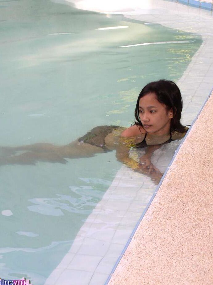 16P Jovem filipina tira o biquíni enquanto chupa pau na piscina