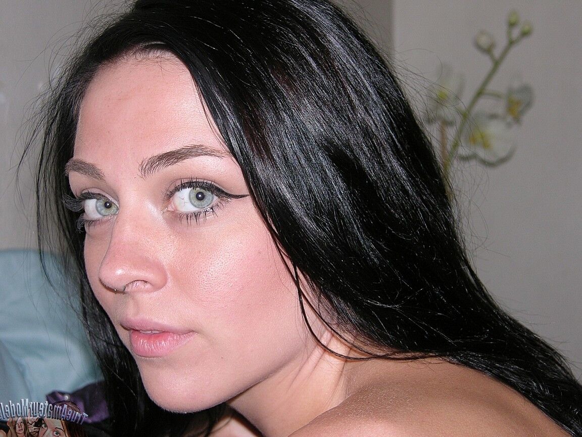 16P La amateur de pelo oscuro Anna Oksana se desnuda totalmente mientras tira de una polla