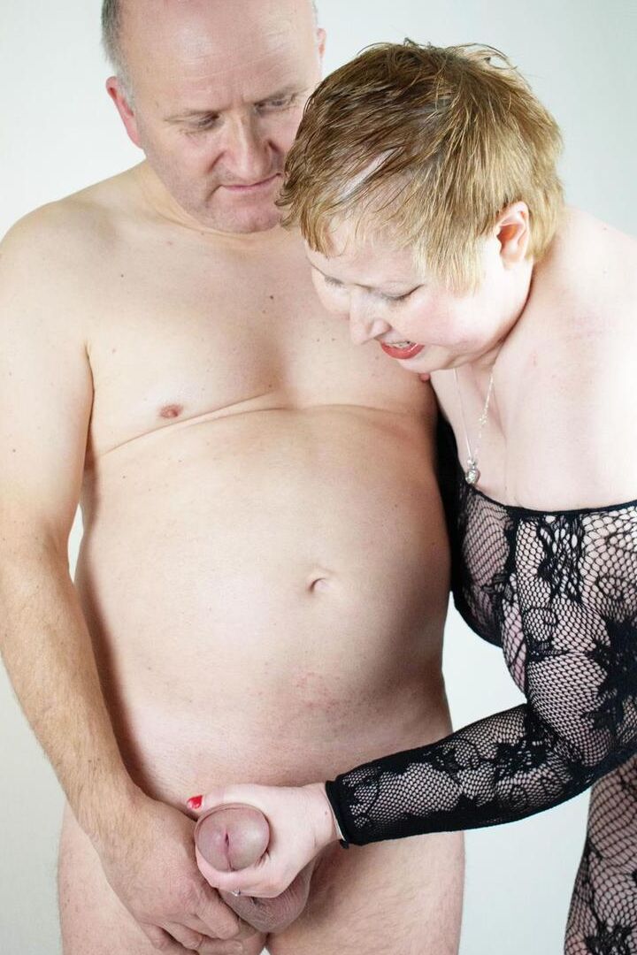 16P Madura regordeta Posh Sophia recibe una corrida en sus grandes tetas de un hombre desnudo
