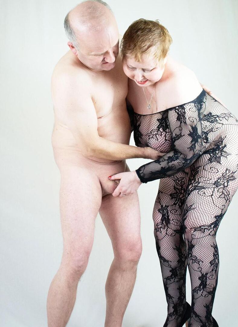 16P Madura regordeta Posh Sophia recibe una corrida en sus grandes tetas de un hombre desnudo