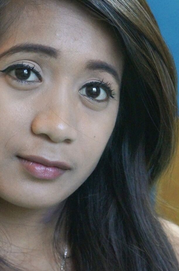 21P A vagabunda filipina amadora Holly leva um pau enorme bem fundo na boca
