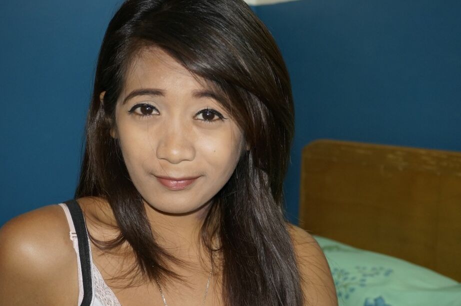 21P A vagabunda filipina amadora Holly leva um pau enorme bem fundo na boca