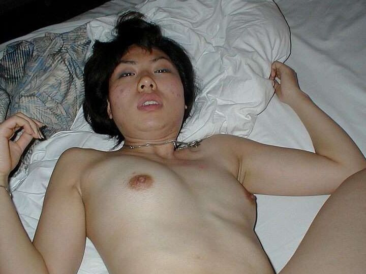 Chica japonesa 14P con un coño peludo participa en actos sexuales dentro de un apartamento tipo estudio