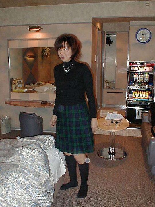 Chica japonesa 14P con un coño peludo participa en actos sexuales dentro de un apartamento tipo estudio