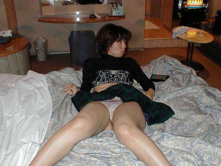 Chica japonesa 14P con un coño peludo participa en actos sexuales dentro de un apartamento tipo estudio