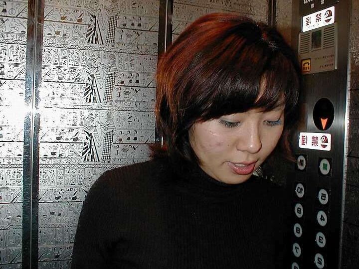 Chica japonesa 14P con un coño peludo participa en actos sexuales dentro de un apartamento tipo estudio