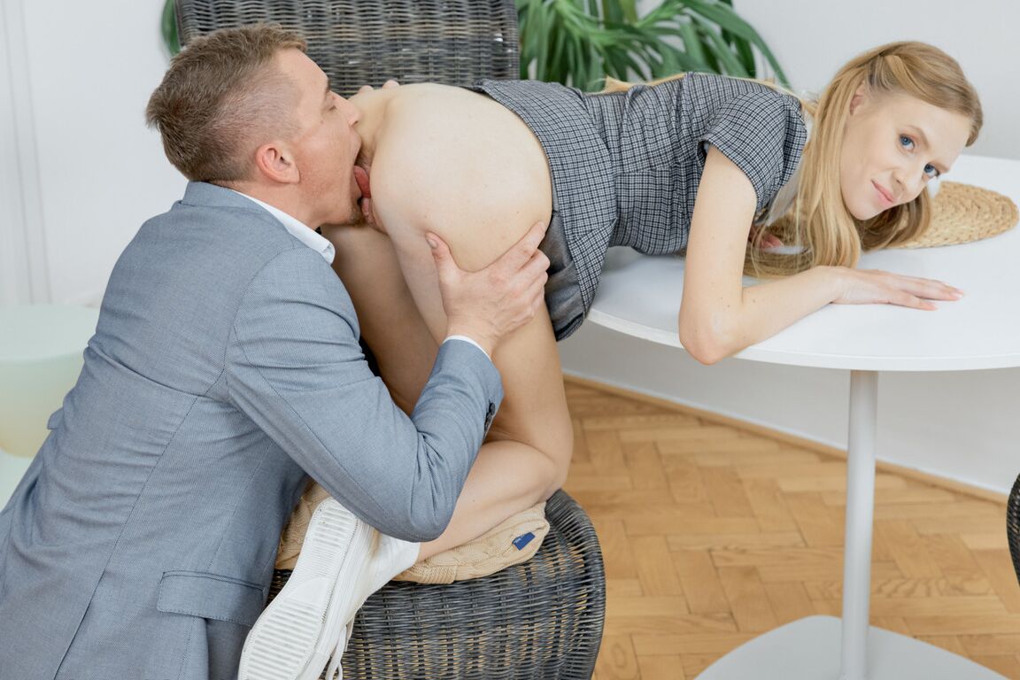 16P 痩せた金髪の学生が家庭教師と激しいセックスをする
