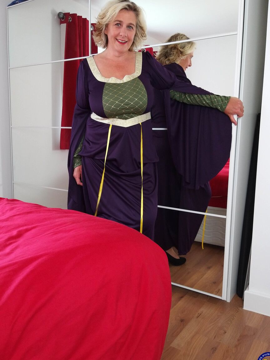 10P Ältere Blondine trägt Strümpfe beim Sex auf einem Wohnzimmerteppich