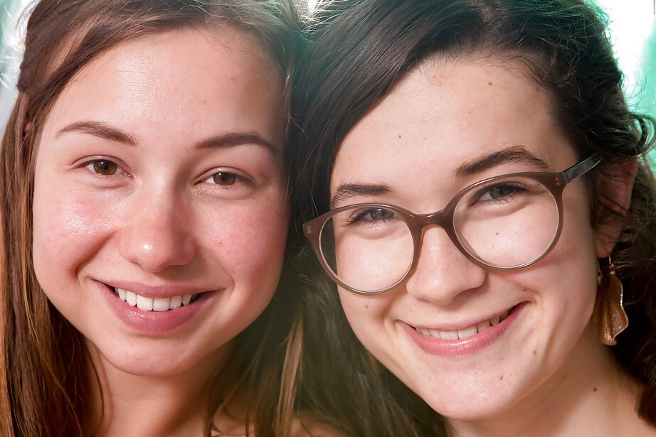 16P Ganz natürliche Lesben Emilia und Sophie ziehen sich beim Sex im Bett gegenseitig aus