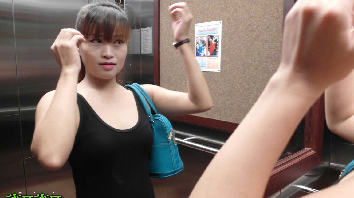 12P Linda chica tailandesa tiene sexo POV en la cama de una habitación de motel con un extranjero