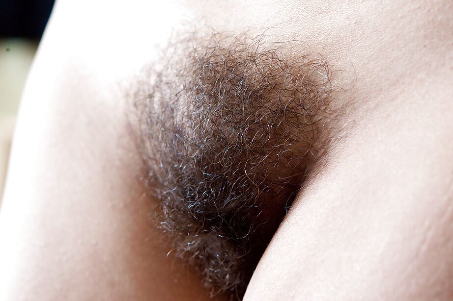16P Latina amadora Edita expondo seus peitos grandes e naturais e sua vulva peluda