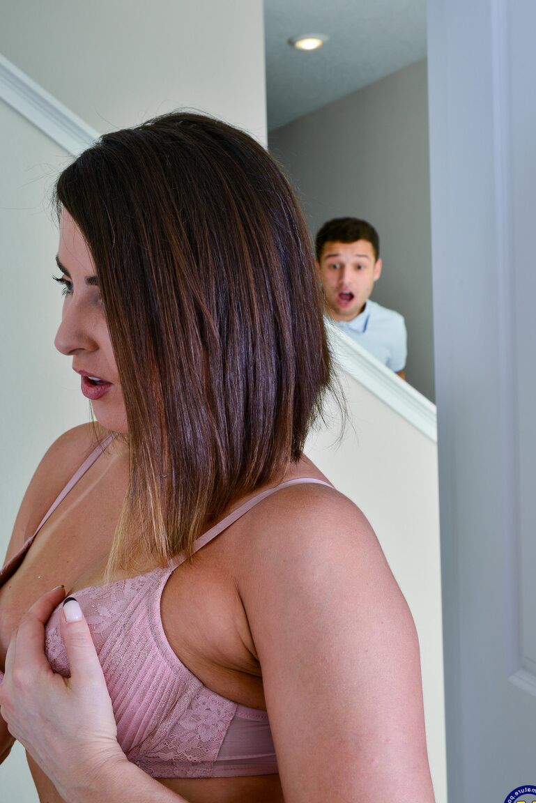 20P A dona de casa madura Helena Price veste um vestido curto depois de mostrar sua bunda suculenta