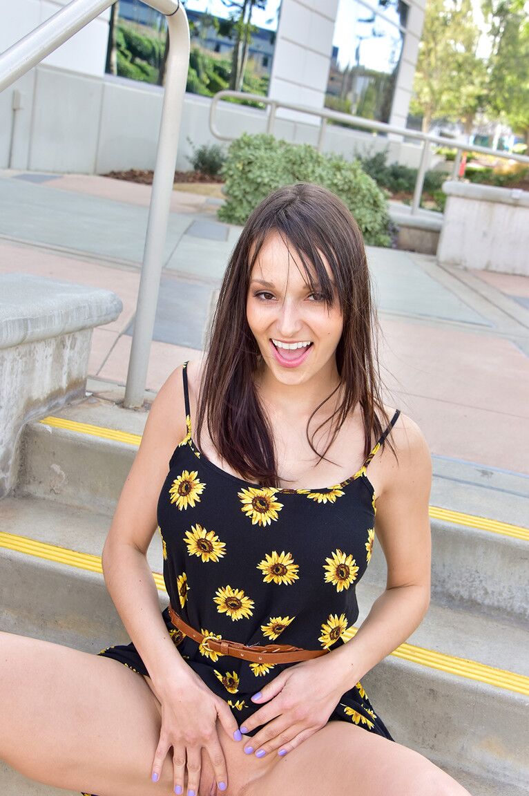 20P Morena amadora MILF Lexi exibe seus incríveis peitos grandes ao ar livre