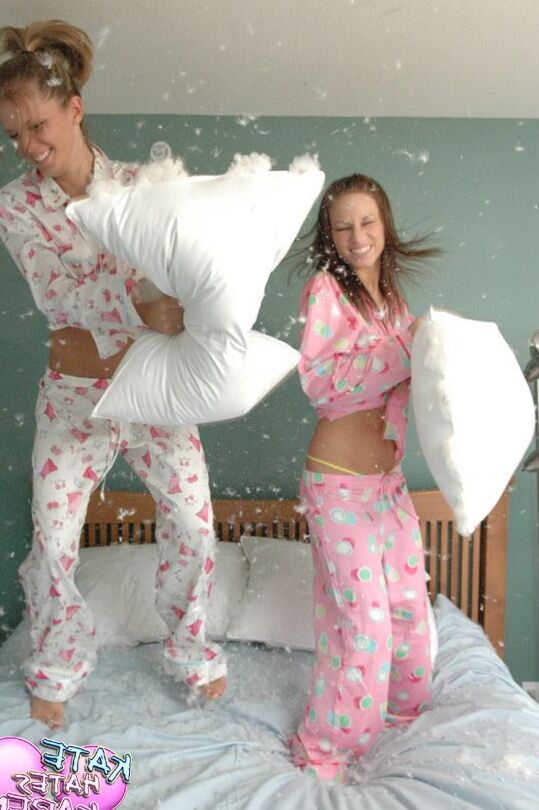 12P Des adolescentes lesbiennes couvrent leurs seins nus avec des plumes après une bataille d'oreillers