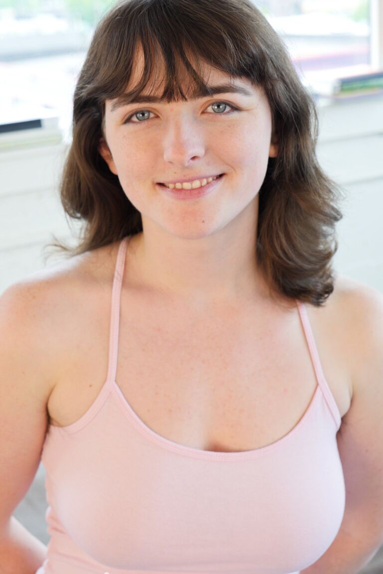 15P La modelo amateur Raven Snow descubre sus grandes tetas naturales antes de frotar su castor