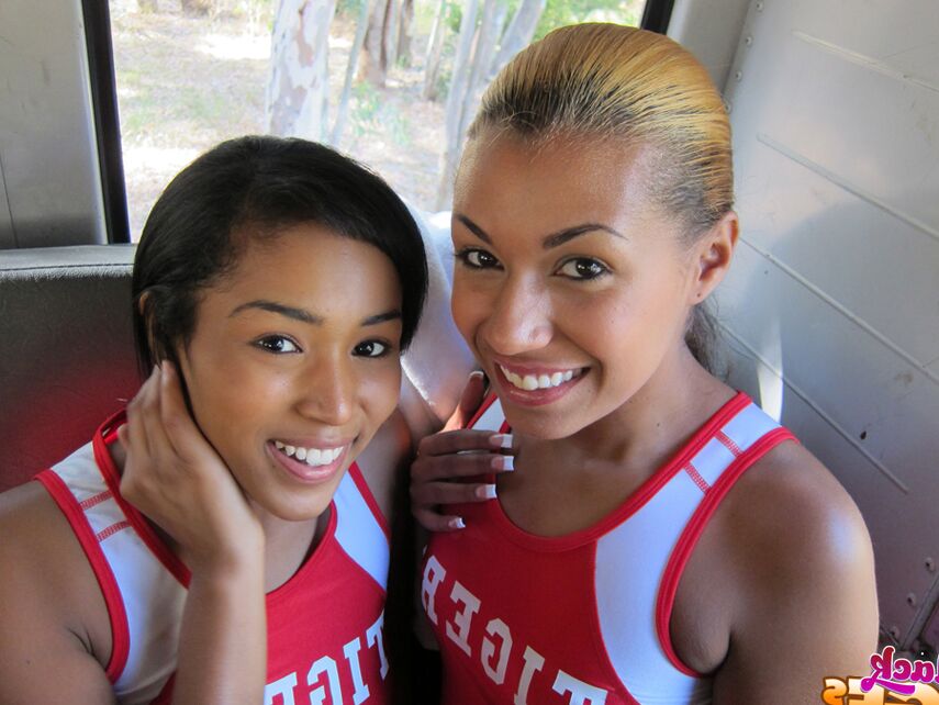 16P Chicas negras sexys tienen sexo lésbico grupal en el autobús del equipo
