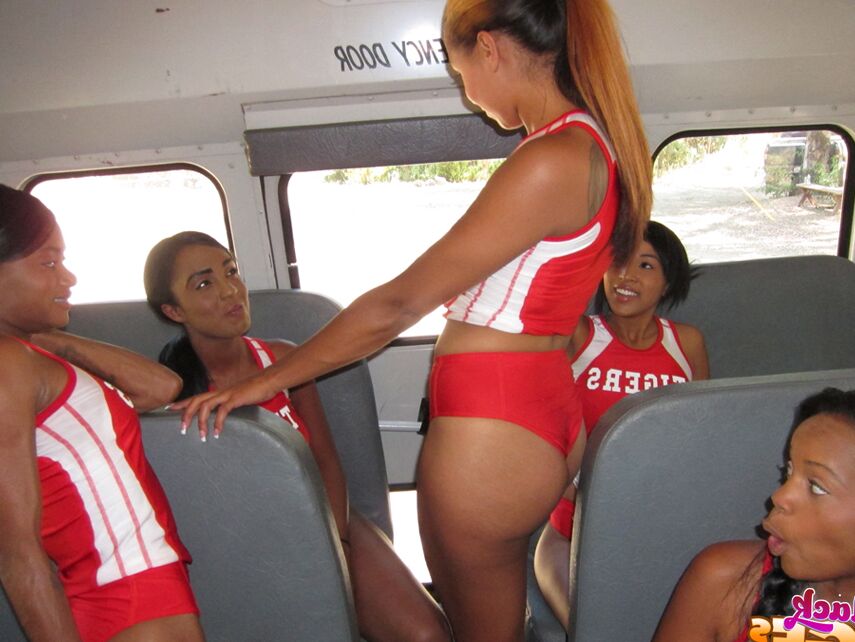 16P Chicas negras sexys tienen sexo lésbico grupal en el autobús del equipo