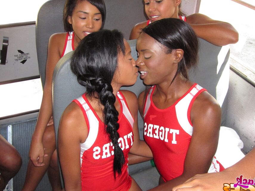 16P Chicas negras sexys tienen sexo lésbico grupal en el autobús del equipo